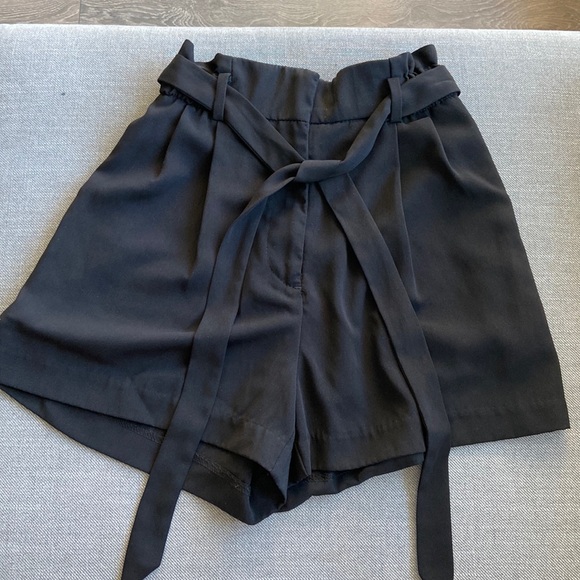 High waist black shorts from H&M, size 4. - Picture 1 of 3